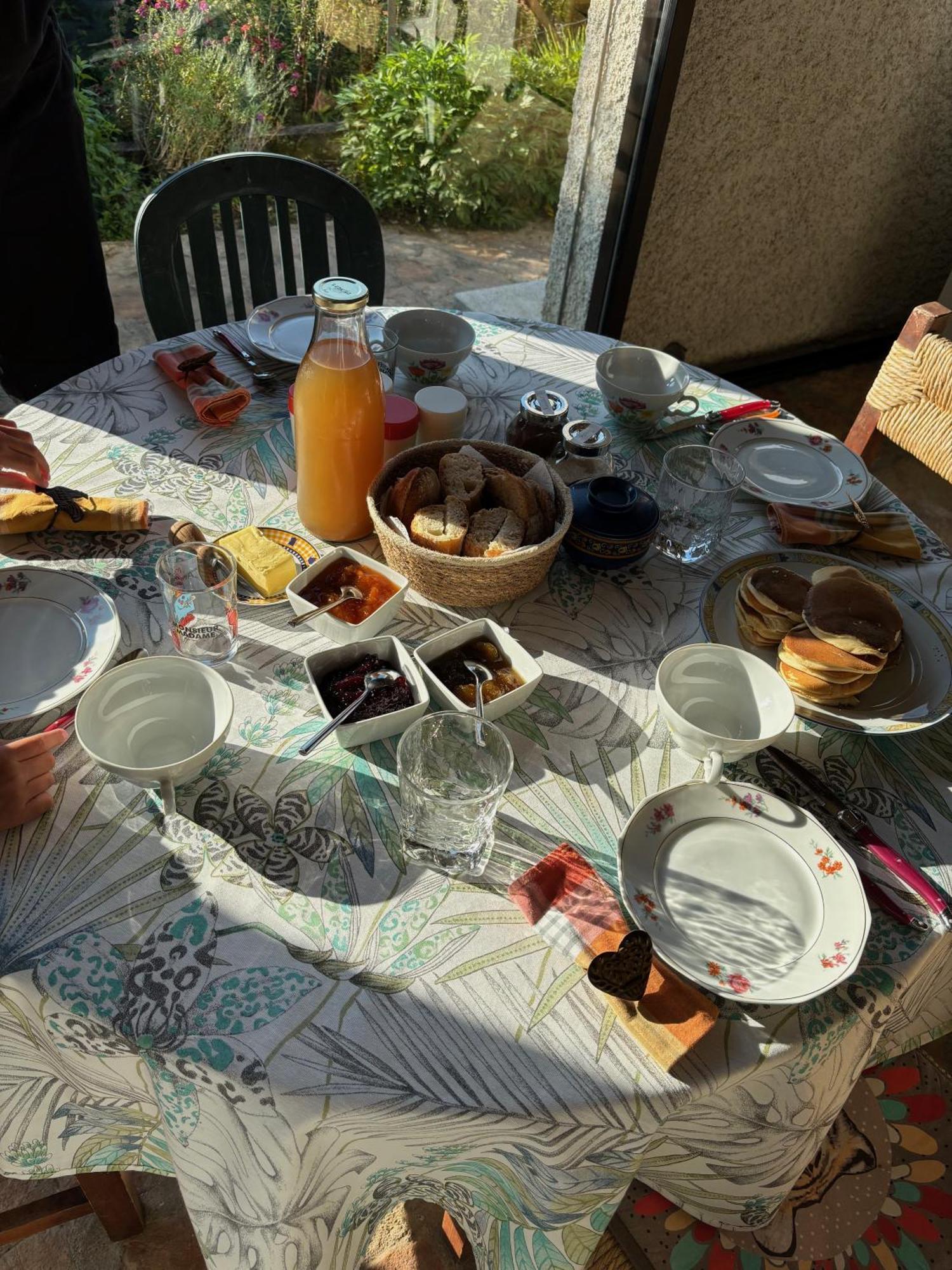 Sous Le Bon Toit Bed & Breakfast Belley Luaran gambar